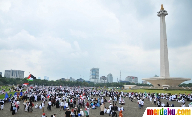 Foto : Lautan massa Aksi Bela Palestina padati Monas dan 