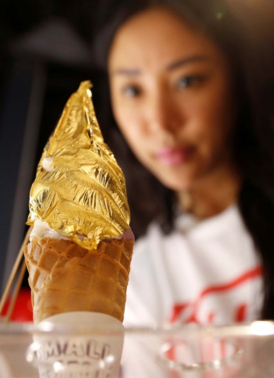 Mencicipi lezatnya es krim berlapis emas di Singapura