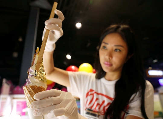 Mencicipi lezatnya es krim berlapis emas di Singapura