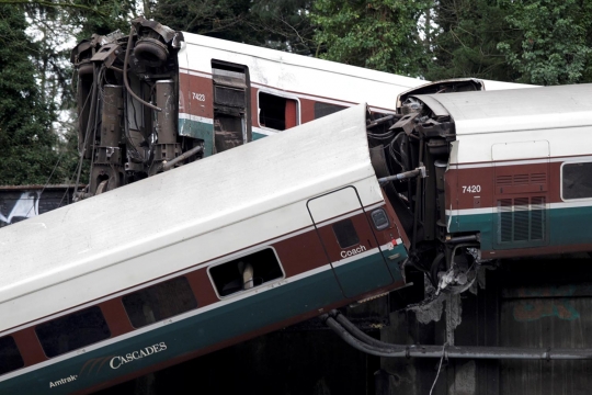 Kereta di AS tergelincir dan jatuh dari jembatan, 6 tewas