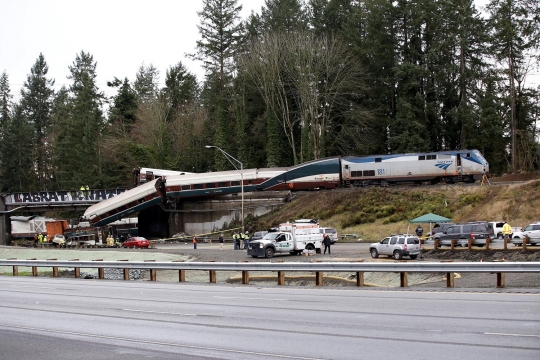 Kereta di AS tergelincir dan jatuh dari jembatan, 6 tewas