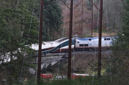 Kereta di AS tergelincir dan jatuh dari jembatan, 6 tewas