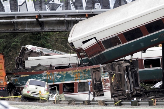 Kereta di AS tergelincir dan jatuh dari jembatan, 6 tewas