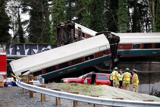 Kereta di AS tergelincir dan jatuh dari jembatan, 6 tewas