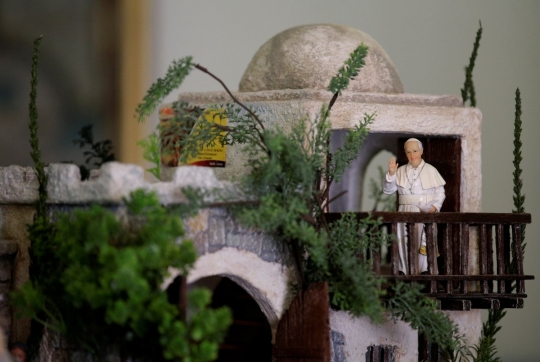 Miniatur bangunan ala Timur Tengah ini ada penampakan Paus Francis