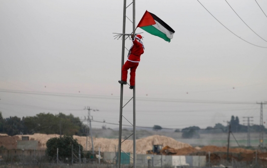 Aksi Santa Claus bakar wajah Trump di Gaza