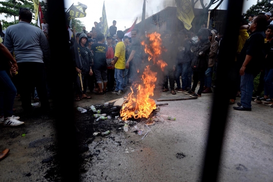 Aksi massa LSM Gempur bakar ban di depan Gedung BPN