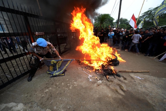 Aksi massa LSM Gempur bakar ban di depan Gedung BPN