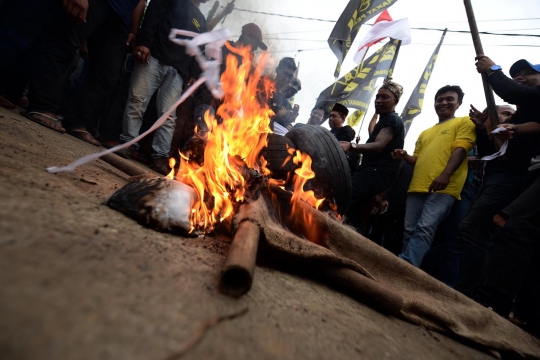 Aksi massa LSM Gempur bakar ban di depan Gedung BPN