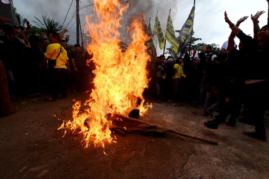 Aksi massa LSM Gempur bakar ban di depan Gedung BPN