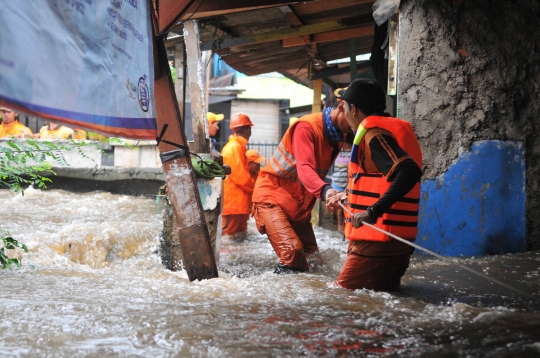 Tanggul kembali jebol, puluhan rumah di Jati Padang terendam banjir