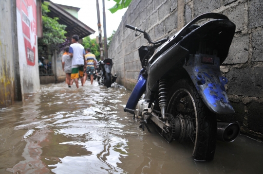 Tanggul kembali jebol, puluhan rumah di Jati Padang terendam banjir