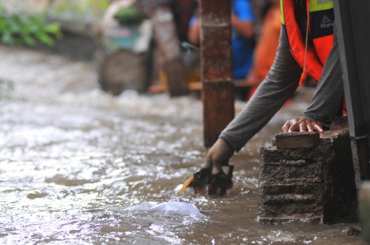 Tanggul Kembali Jebol Puluhan Rumah Di Jati Padang Terendam Banjir 6292