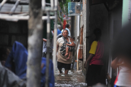 Tanggul kembali jebol, puluhan rumah di Jati Padang terendam banjir