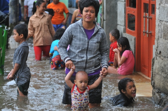 Tanggul kembali jebol, puluhan rumah di Jati Padang terendam banjir