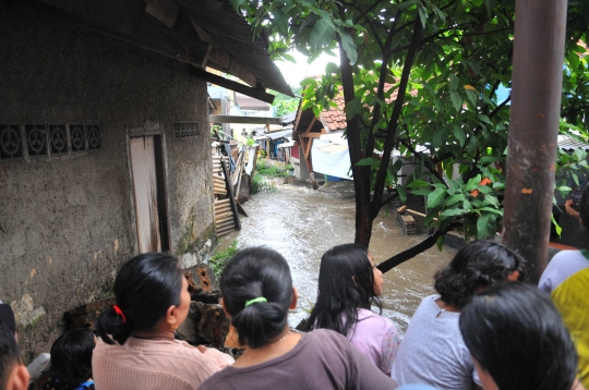 Tanggul kembali jebol, puluhan rumah di Jati Padang terendam banjir