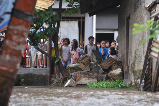 Tanggul Kembali Jebol Puluhan Rumah Di Jati Padang Terendam Banjir 9821