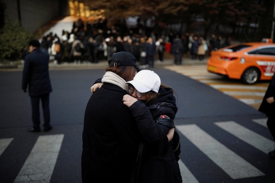 Tangis penggemar lepas kepergian jenazah Jonghyun 'SHINee' ke pemakaman