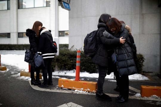 Tangis penggemar lepas kepergian jenazah Jonghyun 'SHINee' ke pemakaman