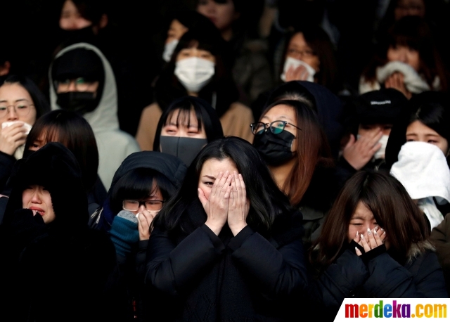 Foto Tangis penggemar lepas kepergian jenazah Jonghyun 'SHINee' ke