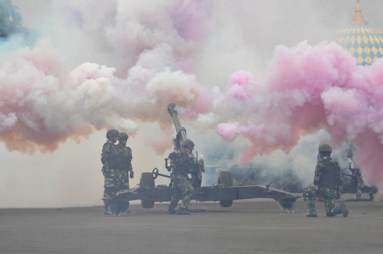 Aksi pasukan Korps Marinir pamer kekuatan tempur di hadapan Panglima TNI