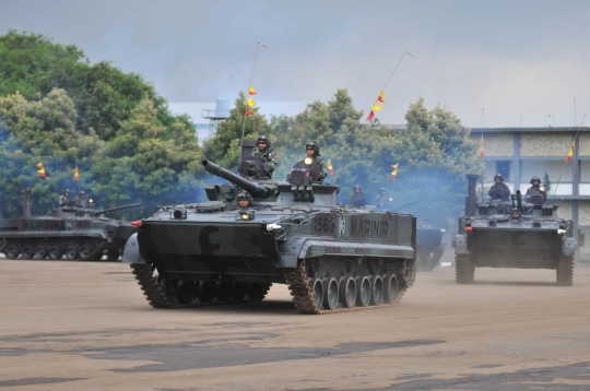 Aksi pasukan Korps Marinir pamer kekuatan tempur di hadapan Panglima TNI