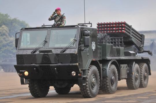 Aksi pasukan Korps Marinir pamer kekuatan tempur di hadapan Panglima TNI