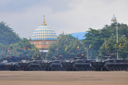 Aksi pasukan Korps Marinir pamer kekuatan tempur di hadapan Panglima TNI