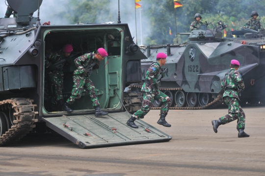 Aksi pasukan Korps Marinir pamer kekuatan tempur di hadapan Panglima TNI