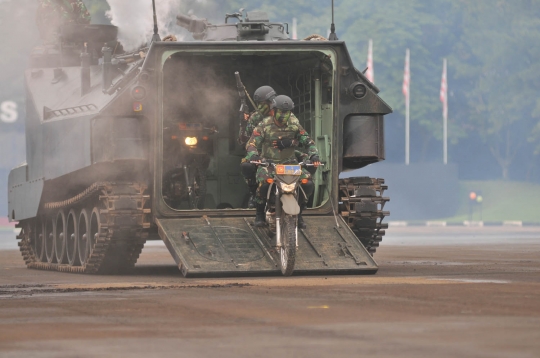 Aksi pasukan Korps Marinir pamer kekuatan tempur di hadapan Panglima TNI