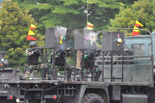 Aksi pasukan Korps Marinir pamer kekuatan tempur di hadapan Panglima TNI