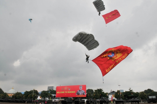 Aksi pasukan Korps Marinir pamer kekuatan tempur di hadapan Panglima TNI