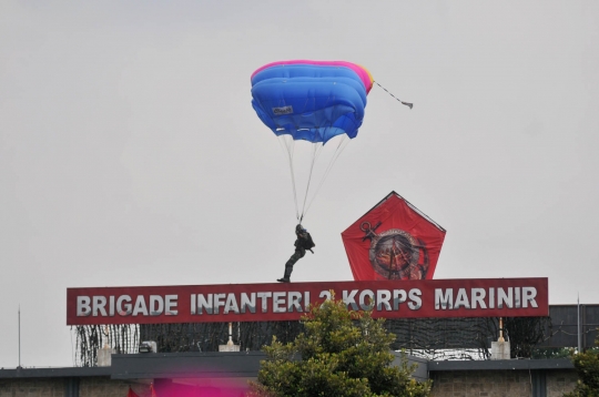 Aksi pasukan Korps Marinir pamer kekuatan tempur di hadapan Panglima TNI