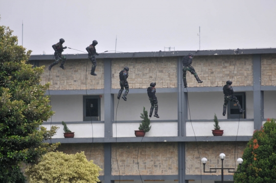 Aksi pasukan Korps Marinir pamer kekuatan tempur di hadapan Panglima TNI