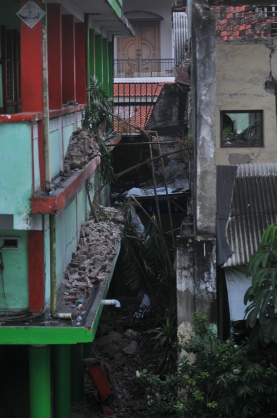 Berdiri sejak 1816, SMPN 32 di Pejagalan ambruk dan melukai guru