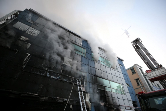 Gedung 8 lantai hangus terbakar, 28 tewas di Korsel