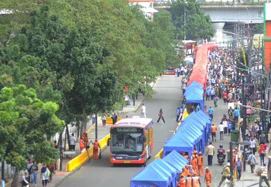 Penampakan depan Stasiun Tanah Abang mulai dipadati tenda PKL