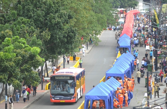 Penampakan depan Stasiun Tanah Abang mulai dipadati tenda PKL