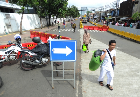 Penampakan depan Stasiun Tanah Abang mulai dipadati tenda PKL