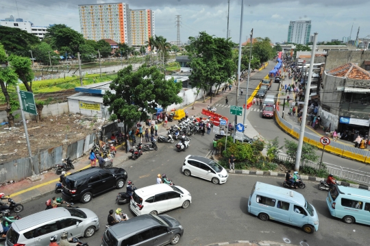 Penampakan depan Stasiun Tanah Abang mulai dipadati tenda PKL