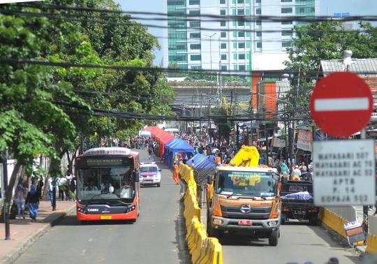 Penampakan depan Stasiun Tanah Abang mulai dipadati tenda PKL