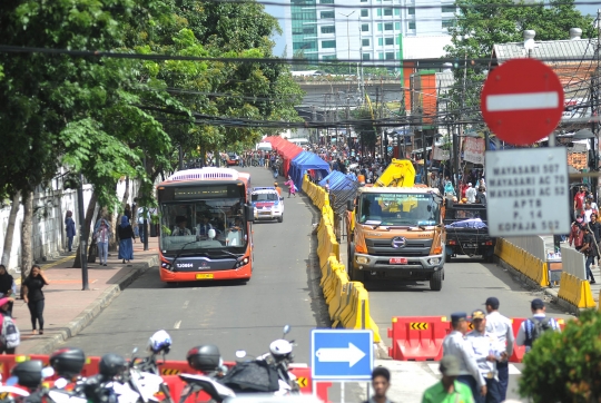 Penampakan depan Stasiun Tanah Abang mulai dipadati tenda PKL