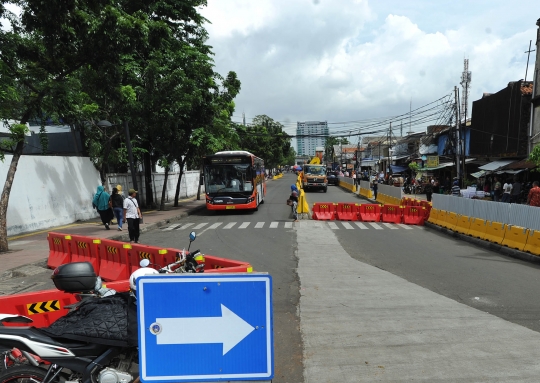 Penampakan depan Stasiun Tanah Abang mulai dipadati tenda PKL