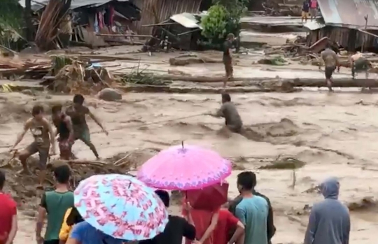 Dramatisnya penyelamatan korban banjir di Filipina