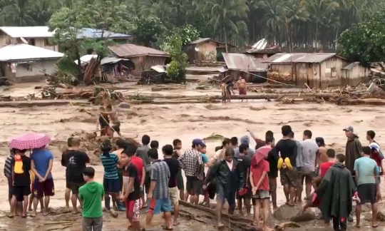 Dramatisnya penyelamatan korban banjir di Filipina