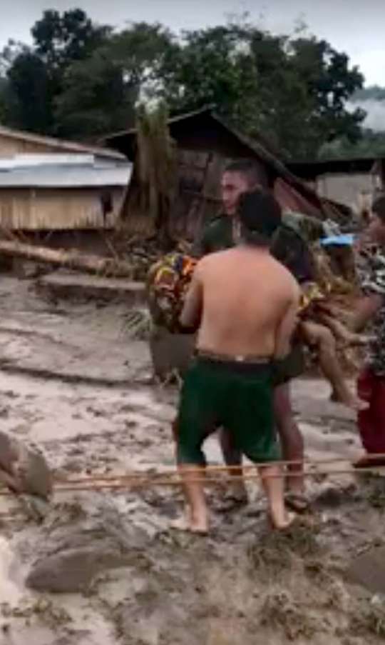 Dramatisnya penyelamatan korban banjir di Filipina
