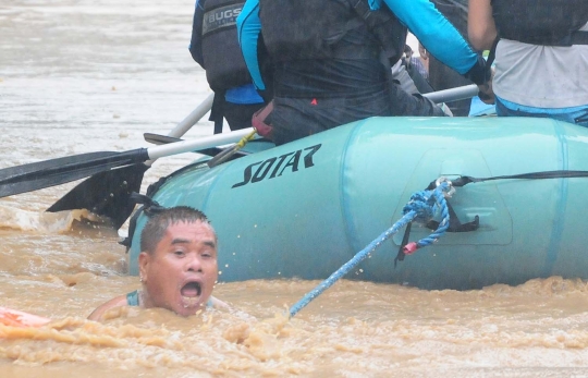 Dramatisnya penyelamatan korban banjir di Filipina