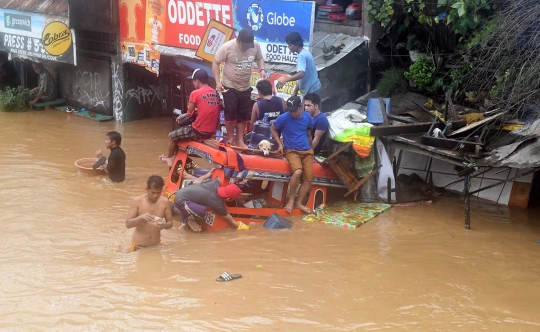 Dramatisnya penyelamatan korban banjir di Filipina