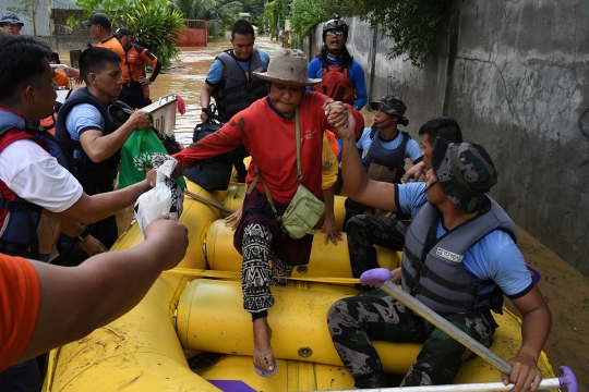 Dramatisnya penyelamatan korban banjir di Filipina