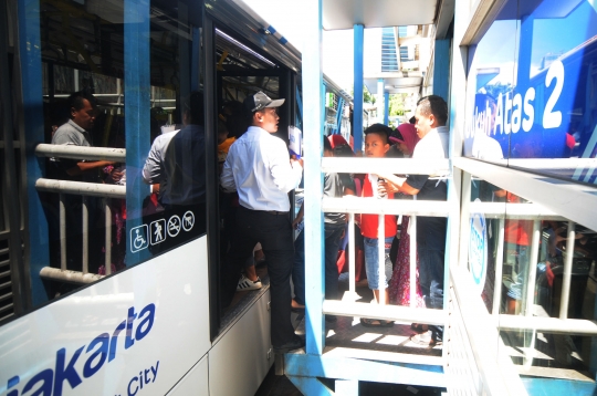 Libur panjang, warga serbu Ragunan dengan Transjakarta